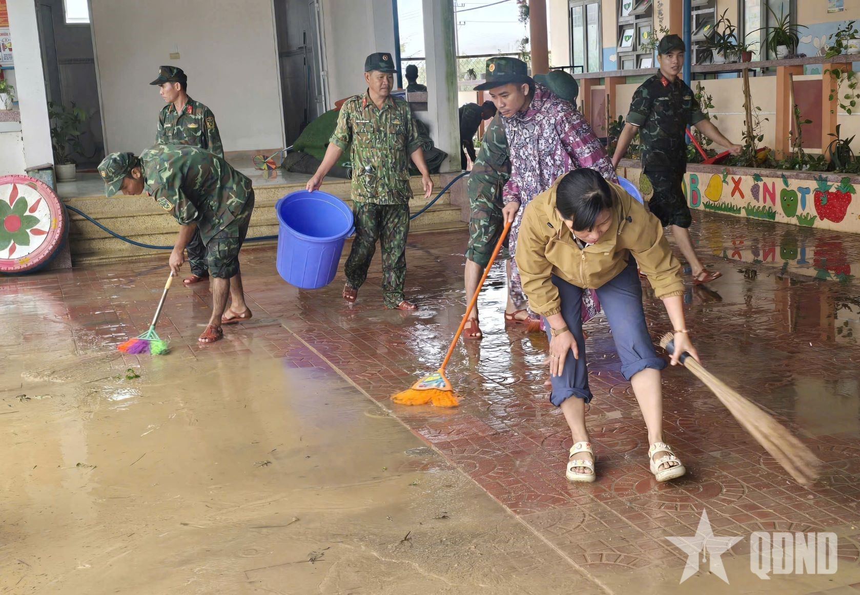 Trung tâm Huấn luyện quân sự quốc gia 2 giúp dân vùng ngập lụt